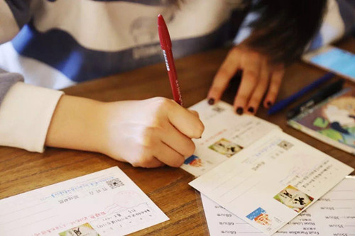 竹叶青联合熊猫邮局打造跨界IP,刷屏20多个国